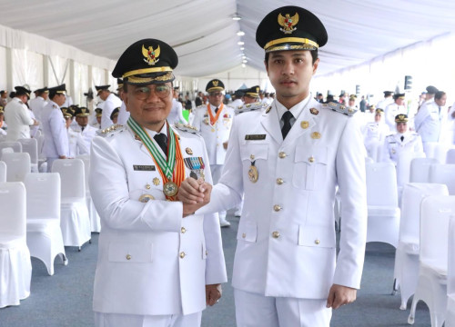 cover Resmi Pimpin Kota Jambi, Wako Wawako Berbagi Tugas : Wako Maulana Ikuti Retret, Wawako Diza Pimpin Apel ASN Pekan Depan  - Maulana : "InsyaAllah semua yang diamanahkan akan kami kerjakan"