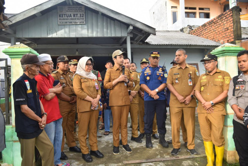 cover Pastikan Logistik Tersedia, Wawako Diza Cek Dapur Umum dan Salurkan Bantuan