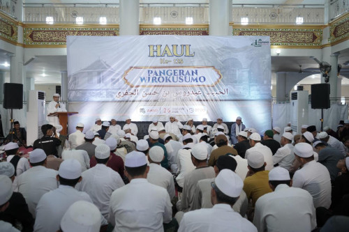 cover Ribuan Peziarah Khusyu' Ikuti Rangkaian Haul Ke-125 Al-Habib Idrus Bin Hasan Al-Jufri Bergelar Pangeran Wirokusumo