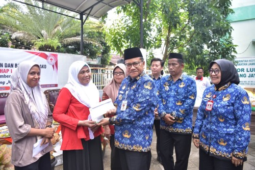 cover Sukseskan Program Prioritas Nasional, Wali Kota Maulana Simbolis Serahkan Pencairan Pinjaman Koperasi Merah Putih