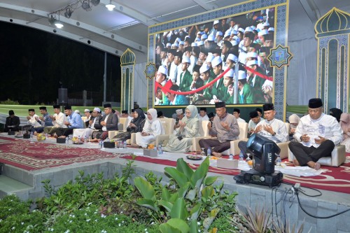 cover "Bahagia Bershalawat" : Ribuan Santri Lantuni Shalawat dan Munajatkan Doa untuk Kota Jambi