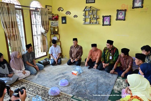 cover Wujud Perlindungan Kepada Ketua RT, Wali Kota Maulana Bertakziah dan Serahkan Santunan Jaminan Kematian kepada Ahli Waris