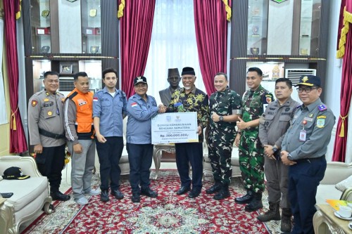 cover Selesaikan Misi Kemanusiaan di Sumbar, Maulana- Diza Serahkan Bantuan Masyarakat Kota Jambi Ke Gubernur Mahyeldi