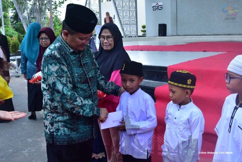 cover Maulana - Diza Serahkan Santunan Kepada Anak Yatim dan Berikan Bantuan Ratusan Paket Sembako Bagi Kaum Dhuafa