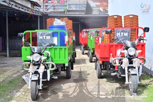 cover Pimpin Serah Terima Kegiatan Fisik Kampung Bahagia, Wawako Diza Ajak Warga Turut Aktif Edukasikan Program