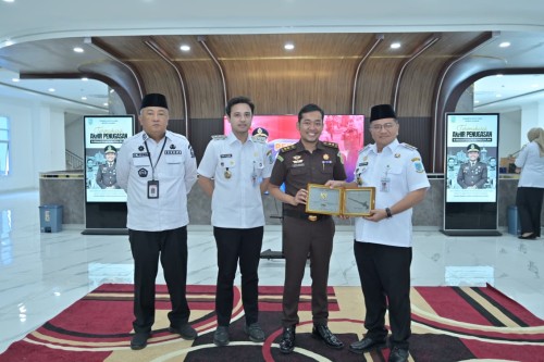 cover Pemkot Jambi Gelar Perpisahan Terhadap Kepala Bagian Hukum, Wali Kota Maulana Sampaikan Terimakasih Atas Pengabdian