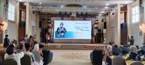cover Pemerintah Kota Jambi Wisuda 158 Lansia Selantang