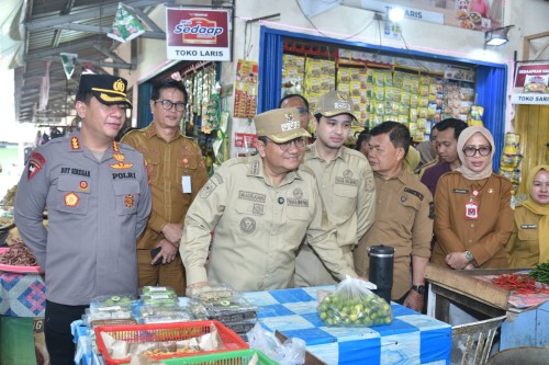 cover Pastikan Ketersediaan dan Harga Terkendali Jelang Nataru, Maulana -Diza Bersama Satgas Pangan Lakukan Inspeksi Pasar