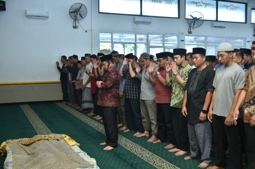 cover Takziah Dirumah Duka Aisyah, Wali Kota Maulana Ingatkan Peran Orang Tua Untuk Anak Ditengah Cuaca Ekstrim