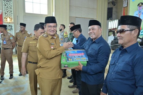 cover Sambut Idul Fitri, Maulana-Diza Serahkan Tali Asih Kepada Ketua RT, LPM, Babinsa, dan Babinkamtibmas se-Kota Jambi