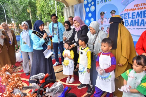 cover Wali Kota Maulana dan Bunda PAUD Nadiyah Kukuhkan Komitmen Pendidikan Anak Lewat Festival Gelembung Bahagia
