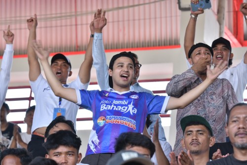 cover Masuk Partai Semifinal, Wawako Diza Ajak Masyarakat Kota Jambi Nonton Kesebelasan Fc Koja