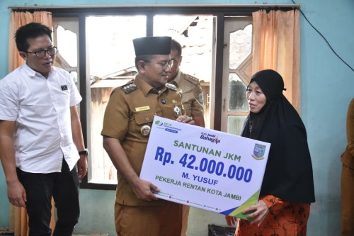 cover Pastikan Program Perlindungan Sosial Berjalan, Wali Kota Maulana Turun Langsung Serahkan Santunan Kematian