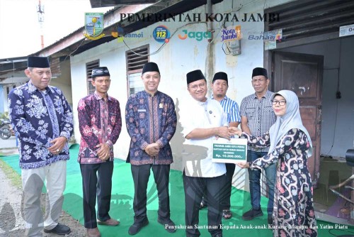 cover Bersama Baznas, Wali Kota Jambi Hadir Salurkan Bantuan Sosial Terhadap Anak Yatim Piatu