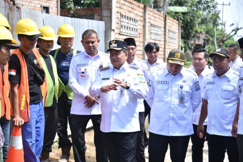 cover Turun Lapangan, Wali Kota Maulana Optimis Perbaikan Infrastruktur Bertahap Untuk Masyarakat Bahagia