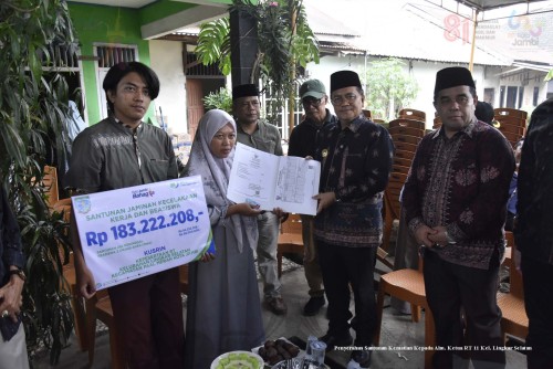 cover Wali Kota Maulana Serahkan Santunan Duka Dari Jaminan Sosial BPJS Ketenagakerjaan untuk Keluarga Almarhum Ketua RT 11 Kelurahan Lingkar Selatan