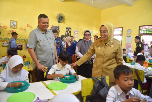 cover Resmi Diluncurkan, Makan Bergizi Gratis Di Kota Jambi Berlangsung Sukses di 14 Sekolah