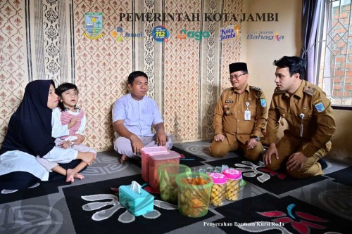 cover Maulana-Diza Beri Bantuan Kursi Roda Terhadap Anak Usia 6 Tahun si Kecamatan Alam Barajo