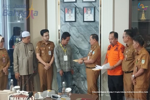 cover Maulana - Diza Serahkan Bantuan Bencana Terhadap 12 Kepala Keluarga