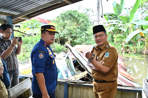 cover Salurkan Bantuan Rumah Roboh, Wali Kota Maulana Imbau Masyarakat Siaga Bencana