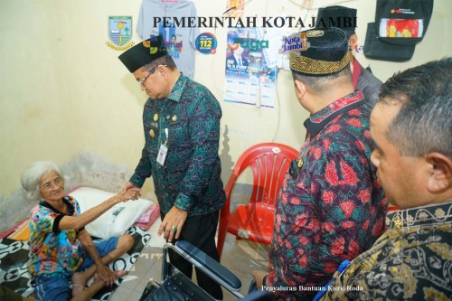 cover Salurkan Bantuan Kursi Roda, Wali Kota Maulana Pastikan Nenek Oh Khioe Nikmati Program Kartu Bahagia