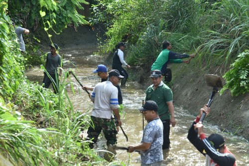 cover Wujudkan Kota Tangguh Dari Bencana, Wali Kota Jambi Turun Langsung Gotong Royong Dengan Masyarakat