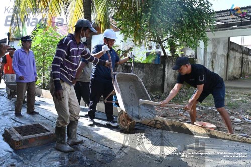 cover Gotong Royong Bersama Warga, Wali Kota Maulana Serahkan Kebermanfaatan Program Kampung Bahagia