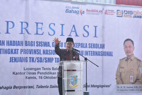 cover Pemkot Jambi Serahkan Ribuan Hadiah Bagi Siswa, Guru dan Kepala Sekolah Berprestasi