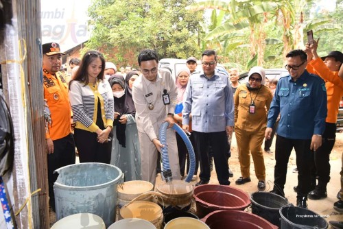 cover Warga Terdampak Kekeringan Terima Bantuan Air Bersih, Pemkot Jambi Maksimalkan Pelayanan