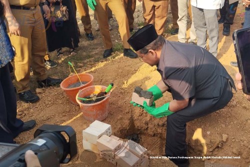 cover Dukung Pembangunan Sarana Ibadah di Kota Jambi, Maulana- Diza Lakukan Peletakan Batu Pertama Mushalla Miftahul Jannah