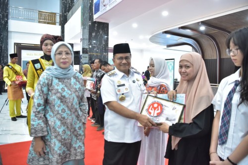 cover Serahkan Hadiah Pemenang Lomba Desain Batik, Wali Kota Maulana Komitmen Dorong Pertumbuhan Nilai-Nilai Budaya