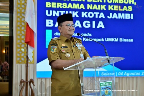 cover Dorong UMKM Naik Kelas dan berdaya Saing  Wali Kota Maulana kukuhkan 35 kelompok UMKM Binaan
