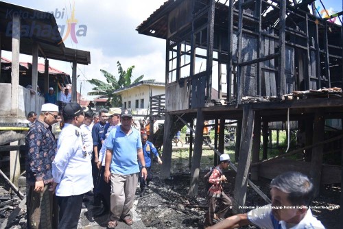cover Gerak Cepat Atas Musibah Kebakaran di Jambi Kota Sebrang, Maulana - Diza Hadir Serahkan Bantuan Tanggap Darurat