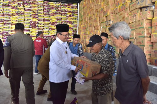 cover Maulana- Diza Salurkan Belasan Ribu Bantuan  Kepada Masyarakat dan Anak Yatim