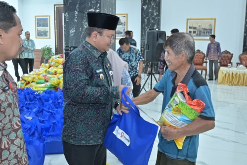 cover Sambut Tahun Baru Imlek, Pemkot Jambi Beri Bantuan 400 Paket Sembako