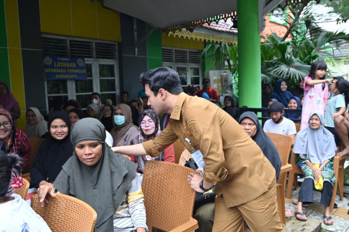 cover Bersama OJK dan IJK, Wawako Diza Salurkan Bantuan Warga Terdampak Banjir