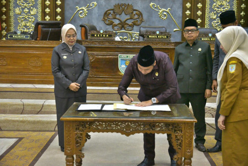 cover DPRD Setujui Ranperda APBD Kota Jambi Tahun 2025, Pj Wali Kota : "APBD Untuk Wujudkan Pembangunan yang Inklusif demi Kesejahteraan Masyarakat"