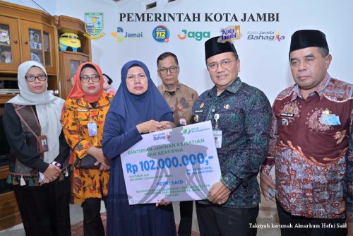 cover Takziah Dirumah Ketua RT, Wali Kota Jambi  Serahkan Beasiswa Bagi Ahli Waris