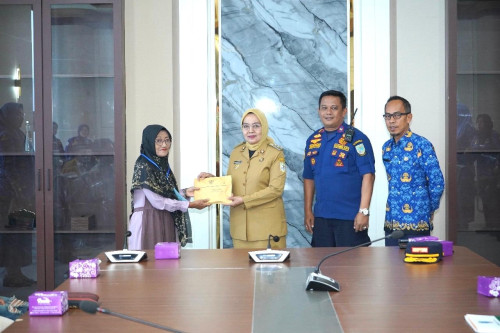 cover Serahkan Bantuan Bencana, Pj Wali Kota : "Hati-hati Bencana Bisa Terjadi Karena Kelalaian"