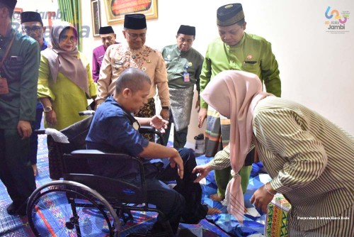 cover Pemkot Jambi Bersama Baznas Serahkan Bantuan Kursi Roda Bagi Penderita Stroke