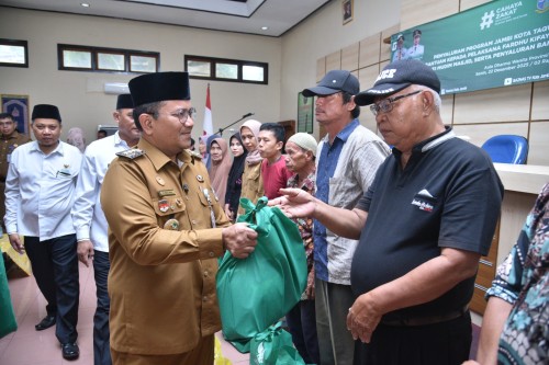 cover Wali Kota Maulana Salurkan Bantuan Kepada Pejuang Keagamaan