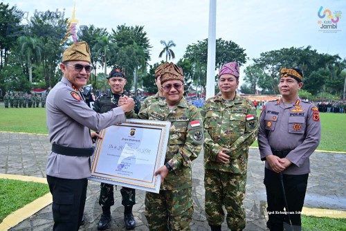 cover Pimpin Apel Kebangsaan Sabuk Kamtibmas, Kapolda Jambi Beri Penghargaan Wali Kota Jambi Atas Keberhasilan Jaga Kondusifitas Wilayah