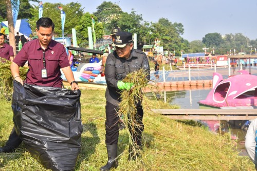 cover World Cleanup Day, Wali Kota Maulana Padukan Semangat Bersih Kota dengan Kick-off Kampung Bahagia