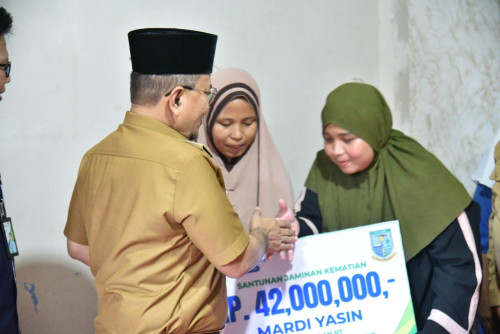 cover Salurkan Santunan Kematian Ketua RT, Maulana Tegaskan Komitmen Pemkot Jambi Beri Perlindungan Semua Ketua RT