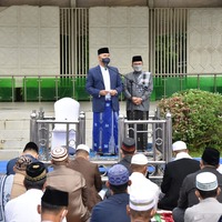 cover Ribuan Jamaah Shalat Idul Fitri di Lapangan Utama Balaikota