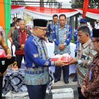 cover Bersama Pelajar, Fasha Berikan 10 Ribu Bendera Kepada Masyarakat Kota Jambi