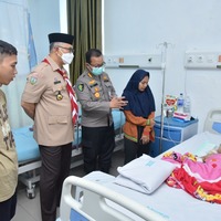 cover Prihatin, Fasha Jenguk Balita Penderita Hidrosefalus
