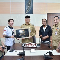 cover Amsindo Jambi Berikan Penghargaan Kepada Walikota Kota Jambi Syarif Fasha
