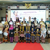cover Unik, Parade Baju Adat Nusantara Meriahkan Hari Kartini di Kota Jambi