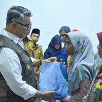 cover Tuntaskan Kemiskinan Ekstrem Kota Jambi, Fasha Serahkan Bantuan Sosial